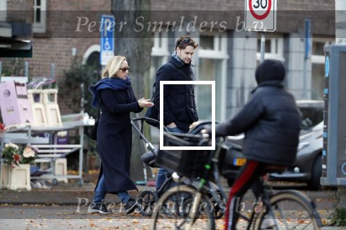 Amsterdam 30 november 2019
Eva Jinek met partner achter de kinderwagen.