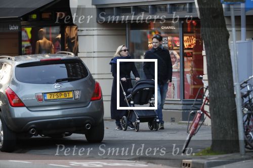 Amsterdam 30 november 2019
Eva Jinek met partner achter de kinderwagen.