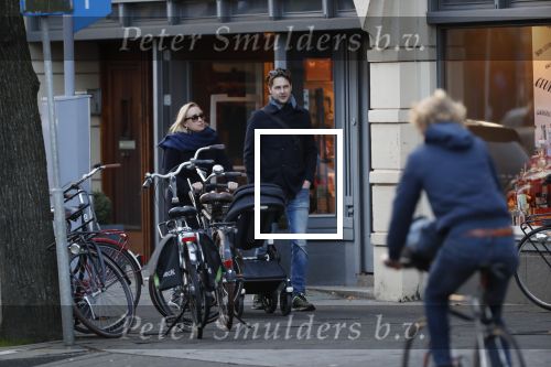 Amsterdam 30 november 2019
Eva Jinek met partner achter de kinderwagen.