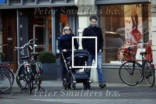 Amsterdam 30 november 2019
Eva Jinek met partner achter de kinderwagen.