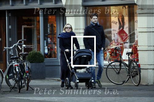 Amsterdam 30 november 2019
Eva Jinek met partner achter de kinderwagen.