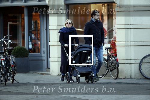 Amsterdam 30 november 2019
Eva Jinek met partner achter de kinderwagen.