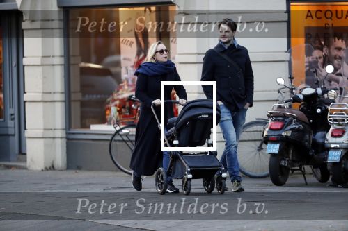 Amsterdam 30 november 2019
Eva Jinek met partner achter de kinderwagen.