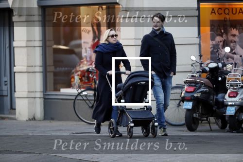 Amsterdam 30 november 2019
Eva Jinek met partner achter de kinderwagen.
