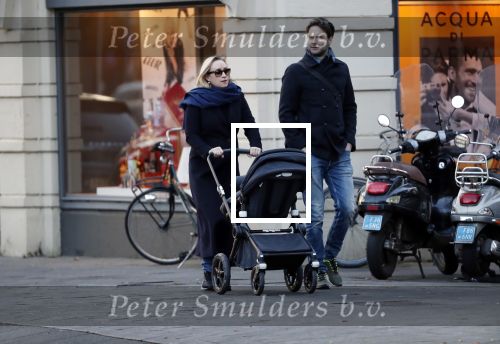 Amsterdam 30 november 2019
Eva Jinek met partner achter de kinderwagen.