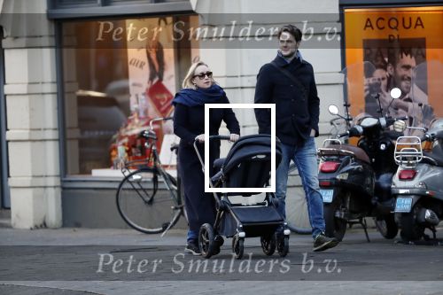 Amsterdam 30 november 2019
Eva Jinek met partner achter de kinderwagen.