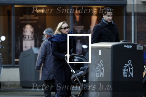 Amsterdam 30 november 2019
Eva Jinek met partner achter de kinderwagen.