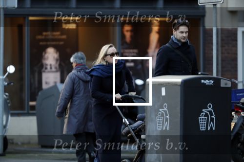 Amsterdam 30 november 2019
Eva Jinek met partner achter de kinderwagen.