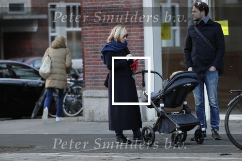 Amsterdam 30 november 2019
Eva Jinek met partner achter de kinderwagen.