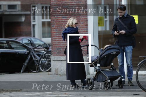Amsterdam 30 november 2019
Eva Jinek met partner achter de kinderwagen.