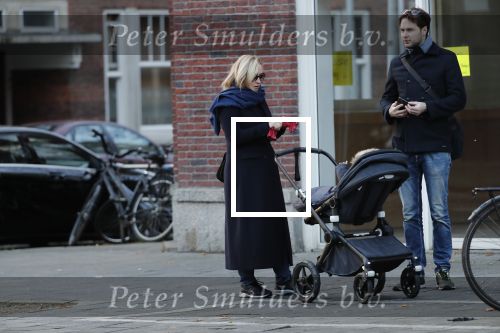 Amsterdam 30 november 2019
Eva Jinek met partner achter de kinderwagen.