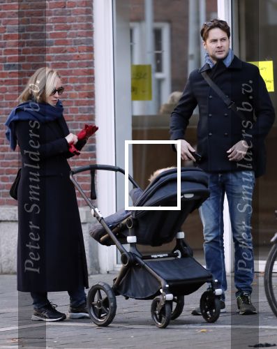 Amsterdam 30 november 2019
Eva Jinek met partner achter de kinderwagen.