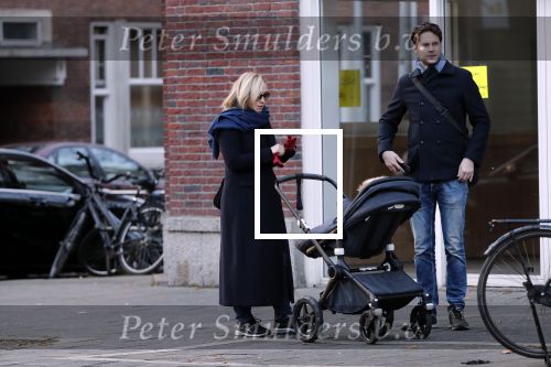 Amsterdam 30 november 2019
Eva Jinek met partner achter de kinderwagen.