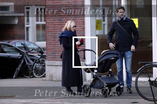 Amsterdam 30 november 2019
Eva Jinek met partner achter de kinderwagen.