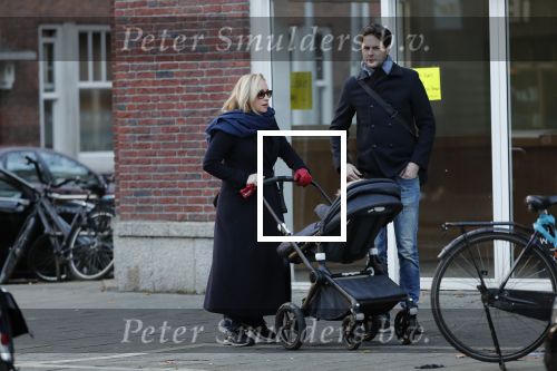 Amsterdam 30 november 2019
Eva Jinek met partner achter de kinderwagen.