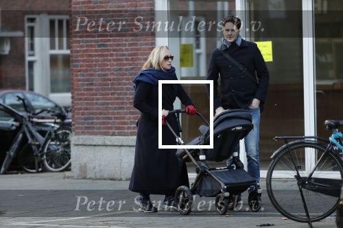 Amsterdam 30 november 2019
Eva Jinek met partner achter de kinderwagen.