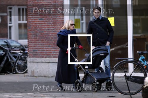 Amsterdam 30 november 2019
Eva Jinek met partner achter de kinderwagen.