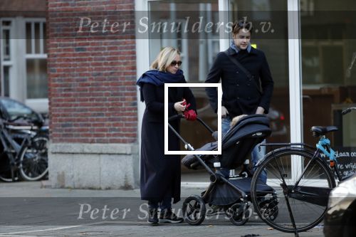 Amsterdam 30 november 2019
Eva Jinek met partner achter de kinderwagen.