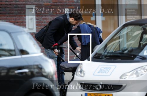 Amsterdam 30 november 2019
Eva Jinek met partner achter de kinderwagen.
