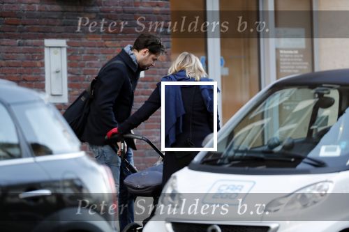 Amsterdam 30 november 2019
Eva Jinek met partner achter de kinderwagen.