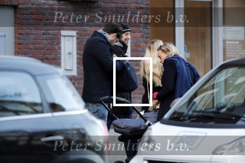 Amsterdam 30 november 2019
Eva Jinek met partner achter de kinderwagen.