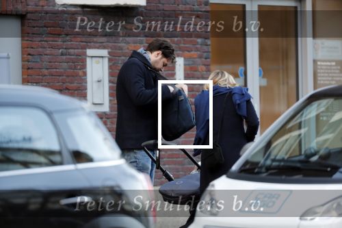 Amsterdam 30 november 2019
Eva Jinek met partner achter de kinderwagen.