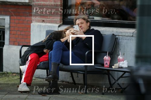 Amsterdam 30 november 2019
Fokke de Jong ( eigenaar Suit supply) met zijn dochter op terras