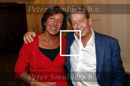 Amsterdam 25 november 2019
Boekpresentatie Victor Mids en Oscar Verpoort ( MINDFUCK) in het Amstel Hotel . Hans Kazan krijgt het eerste exemplaar. Hans met zijn vrouw Wendy
