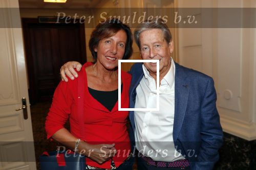 Amsterdam 25 november 2019
Boekpresentatie Victor Mids en Oscar Verpoort ( MINDFUCK) in het Amstel Hotel . Hans Kazan krijgt het eerste exemplaar. Hans met zijn vrouw Wendy