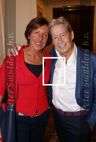 Amsterdam 25 november 2019
Boekpresentatie Victor Mids en Oscar Verpoort ( MINDFUCK) in het Amstel Hotel . Hans Kazan krijgt het eerste exemplaar. Hans met zijn vrouw Wendy