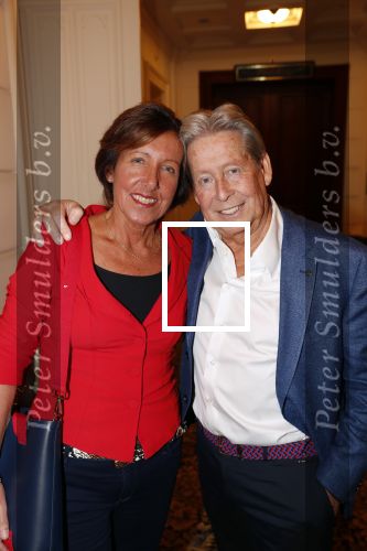 Amsterdam 25 november 2019
Boekpresentatie Victor Mids en Oscar Verpoort ( MINDFUCK) in het Amstel Hotel . Hans Kazan krijgt het eerste exemplaar. Hans met zijn vrouw Wendy
