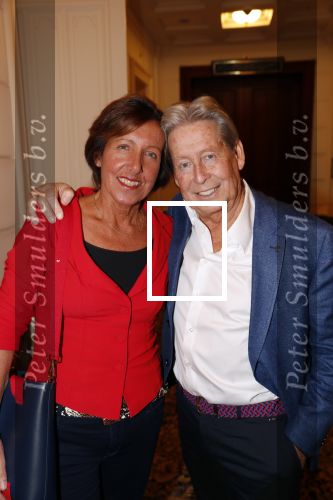 Amsterdam 25 november 2019
Boekpresentatie Victor Mids en Oscar Verpoort ( MINDFUCK) in het Amstel Hotel . Hans Kazan krijgt het eerste exemplaar. Hans met zijn vrouw Wendy