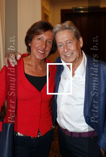 Amsterdam 25 november 2019
Boekpresentatie Victor Mids en Oscar Verpoort ( MINDFUCK) in het Amstel Hotel . Hans Kazan krijgt het eerste exemplaar. Hans met zijn vrouw Wendy