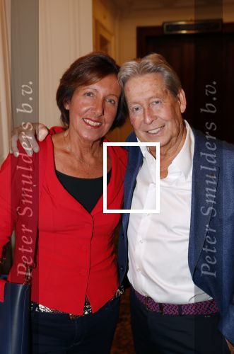 Amsterdam 25 november 2019
Boekpresentatie Victor Mids en Oscar Verpoort ( MINDFUCK) in het Amstel Hotel . Hans Kazan krijgt het eerste exemplaar. Hans met zijn vrouw Wendy