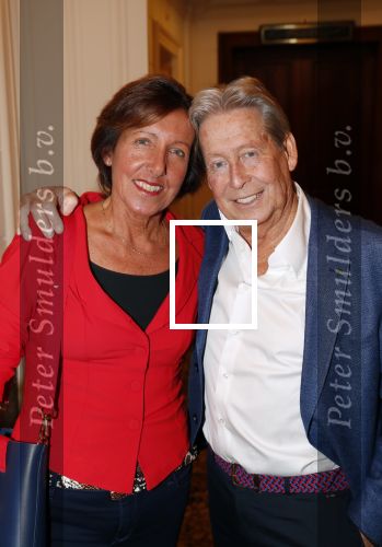 Amsterdam 25 november 2019
Boekpresentatie Victor Mids en Oscar Verpoort ( MINDFUCK) in het Amstel Hotel . Hans Kazan krijgt het eerste exemplaar. Hans met zijn vrouw Wendy