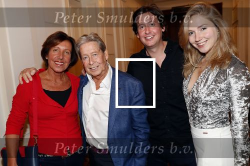 Amsterdam 25 november 2019
Boekpresentatie Victor Mids en Oscar Verpoort ( MINDFUCK) in het Amstel Hotel . Hans Kazan krijgt het eerste exemplaar. hans met zijn zoon Steven Kazan vrouw Wendy en schoondochter Jamie Kames