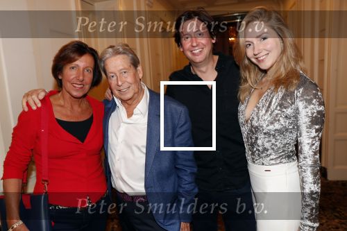 Amsterdam 25 november 2019
Boekpresentatie Victor Mids en Oscar Verpoort ( MINDFUCK) in het Amstel Hotel . Hans Kazan krijgt het eerste exemplaar. hans met zijn zoon Steven Kazan vrouw Wendy en schoondochter Jamie Kames