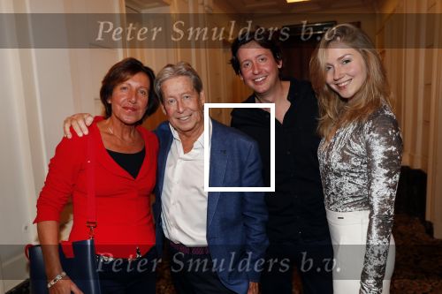 Amsterdam 25 november 2019
Boekpresentatie Victor Mids en Oscar Verpoort ( MINDFUCK) in het Amstel Hotel . Hans Kazan krijgt het eerste exemplaar. hans met zijn zoon Steven Kazan vrouw Wendy en schoondochter Jamie Kames