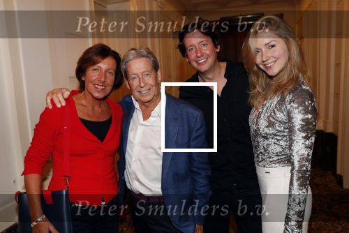 Amsterdam 25 november 2019
Boekpresentatie Victor Mids en Oscar Verpoort ( MINDFUCK) in het Amstel Hotel . Hans Kazan krijgt het eerste exemplaar. hans met zijn zoon Steven Kazan vrouw Wendy en schoondochter Jamie Kames