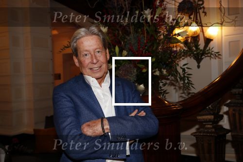 Amsterdam 25 november 2019
Boekpresentatie Victor Mids en Oscar Verpoort ( MINDFUCK) in het Amstel Hotel . Hans Kazan krijgt het eerste exemplaar.