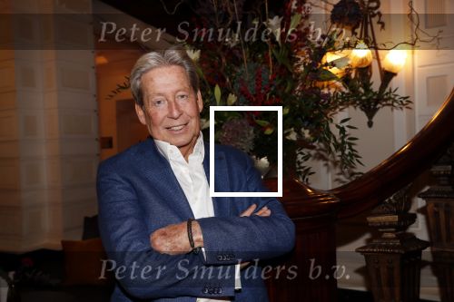 Amsterdam 25 november 2019
Boekpresentatie Victor Mids en Oscar Verpoort ( MINDFUCK) in het Amstel Hotel . Hans Kazan krijgt het eerste exemplaar.