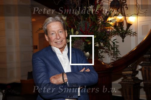 Amsterdam 25 november 2019
Boekpresentatie Victor Mids en Oscar Verpoort ( MINDFUCK) in het Amstel Hotel . Hans Kazan krijgt het eerste exemplaar.