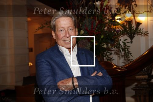 Amsterdam 25 november 2019
Boekpresentatie Victor Mids en Oscar Verpoort ( MINDFUCK) in het Amstel Hotel . Hans Kazan krijgt het eerste exemplaar.