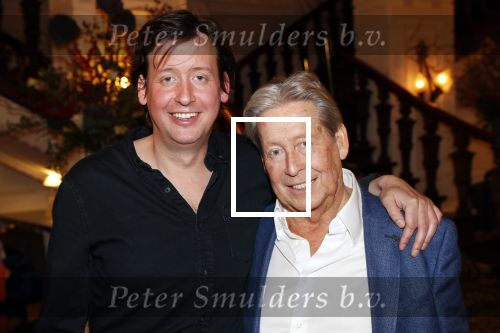 Amsterdam 25 november 2019
Boekpresentatie Victor Mids en Oscar Verpoort ( MINDFUCK) in het Amstel Hotel . Hans Kazan krijgt het eerste exemplaar. Hans met zoon Steven