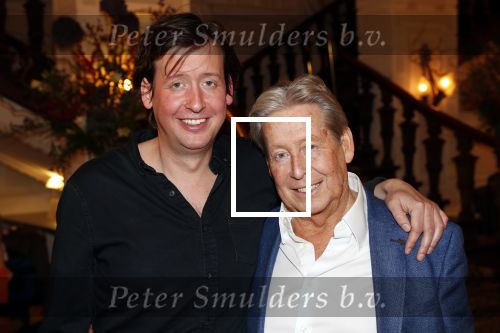 Amsterdam 25 november 2019
Boekpresentatie Victor Mids en Oscar Verpoort ( MINDFUCK) in het Amstel Hotel . Hans Kazan krijgt het eerste exemplaar. Hans met zoon Steven