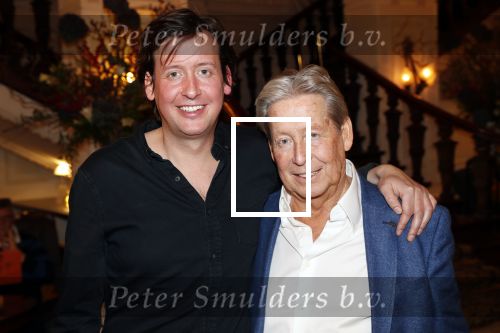 Amsterdam 25 november 2019
Boekpresentatie Victor Mids en Oscar Verpoort ( MINDFUCK) in het Amstel Hotel . Hans Kazan krijgt het eerste exemplaar. Hans met zoon Steven