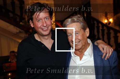 Amsterdam 25 november 2019
Boekpresentatie Victor Mids en Oscar Verpoort ( MINDFUCK) in het Amstel Hotel . Hans Kazan krijgt het eerste exemplaar. Hans met zoon Steven