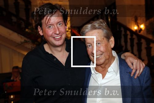 Amsterdam 25 november 2019
Boekpresentatie Victor Mids en Oscar Verpoort ( MINDFUCK) in het Amstel Hotel . Hans Kazan krijgt het eerste exemplaar. Hans met zoon Steven