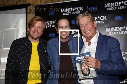 Amsterdam 25 november 2019
Boekpresentatie Victor Mids en Oscar Verpoort ( MINDFUCK) in het Amstel Hotel . Hans Kazan krijgt het eerdste exemplaar.