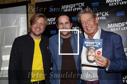 Amsterdam 25 november 2019
Boekpresentatie Victor Mids en Oscar Verpoort ( MINDFUCK) in het Amstel Hotel . Hans Kazan krijgt het eerdste exemplaar.